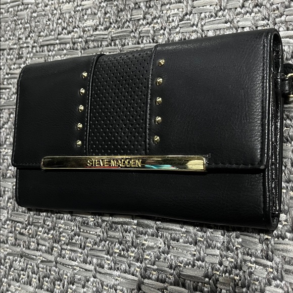 Steve Madden | Black Wristlet with Gold Hardware - Picture 4 of 12